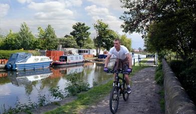 Maghull to Aintree Leeds-Liverpool Canal Walk or Cycle